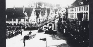 Böblingen arbeitet die NS-Geschichte der Stadt auf. Die Erforschung der Zwangsarbeiterlager bildet den Auftakt. Das Bild zeigt den Einzug des Panzerregiments 8 im Jahr 1938 in Böblingen.