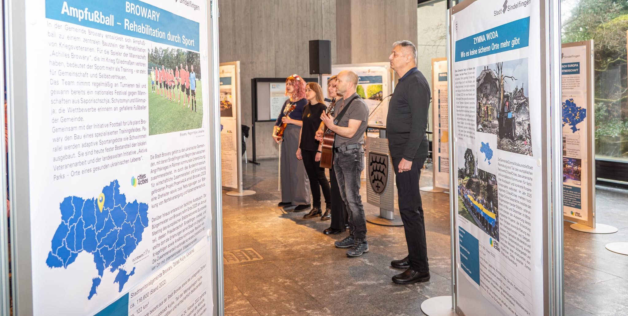 Ukrainisches Vokalquintett mit Olena Volosiank, Tetiana Pirogova, Lidii Shmatko, Volodymyr Olkhovskyi und Serhii Bulannyi gestalteten die Eröffnung der Ausstellung.