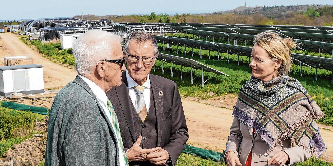 Ministerpräsident Winfried Kretschmann, Landrat Roland Bernhard und Energieministerin Thekla Walker auf der Dachsklinge in Sindelfingen. Im Hintergrund die Solarzellen der Anlage.