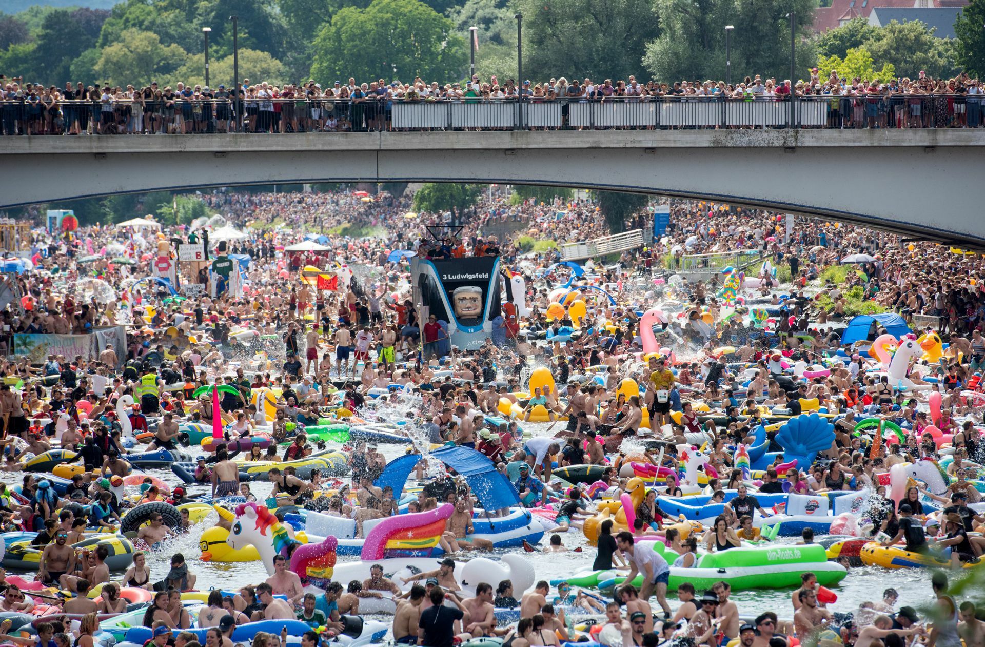Bilder vom „Nabada“ wie zuletzt 2019 auf der Ulmer Donau gibt es auch dieses Jahr nicht. Foto: dpa/Stefan Puchner