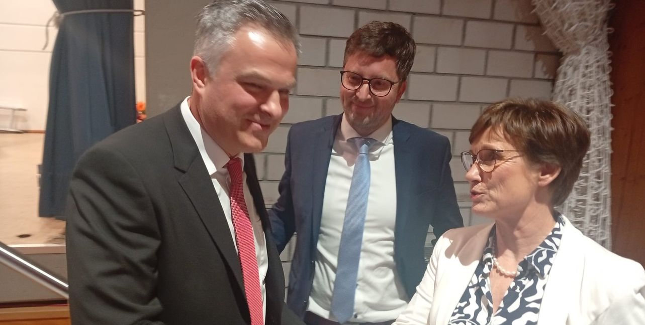 Dan Martin, Albrecht Stickel und Sabine Kurtz nach dem Wahlmarathon in Dachtel. Bild: Buck