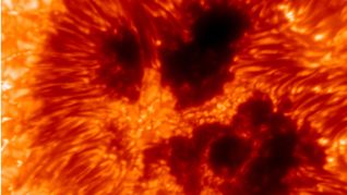 Das weltweit größte Sonnenteleskop, das „Inouye Solar Telescope“ der  National Science Foundation (NSF), steht auf einem Vulkan auf Hawaii. Nach fast 15 Jahren Vorbereitungszeit hat das deutsche Instrument für das Inouye-Sonnenteleskop, der Visible Tunable Filtergraph (VTF), nun seine ersten Bilder von der Sonne aufgenommen.