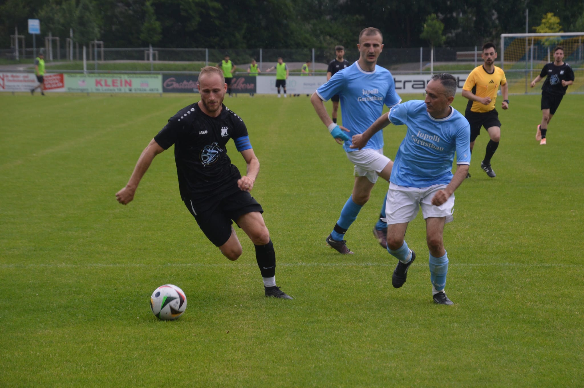 Dagersheims Kapitän Philipp Sautter nahm es wie in dieser Szene gegen Rinor Zogu (hinten) und Hakan Kantas mit mehreren Gegenspielern des KF Isa Boletini Sindelfingen auf.Bild: Zvizdiç