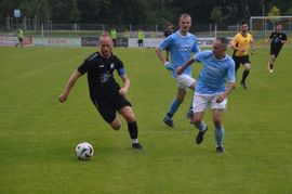 Dagersheims Kapitän Philipp Sautter nahm es wie in dieser Szene gegen Rinor Zogu (hinten) und Hakan Kantas mit mehreren Gegenspielern des KF Isa Boletini Sindelfingen auf.Bild: Zvizdiç