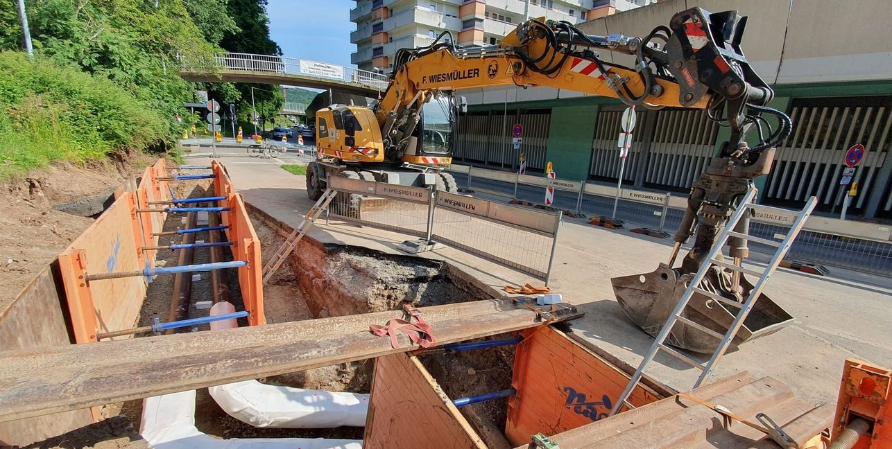 Baustelle in der Friedrich-Ebert-Straße: Die neue Fernwärme-Leitung bindet die Stadt an die Energiedrehscheibe auf der Dachsklinge an. Bild: Wegner