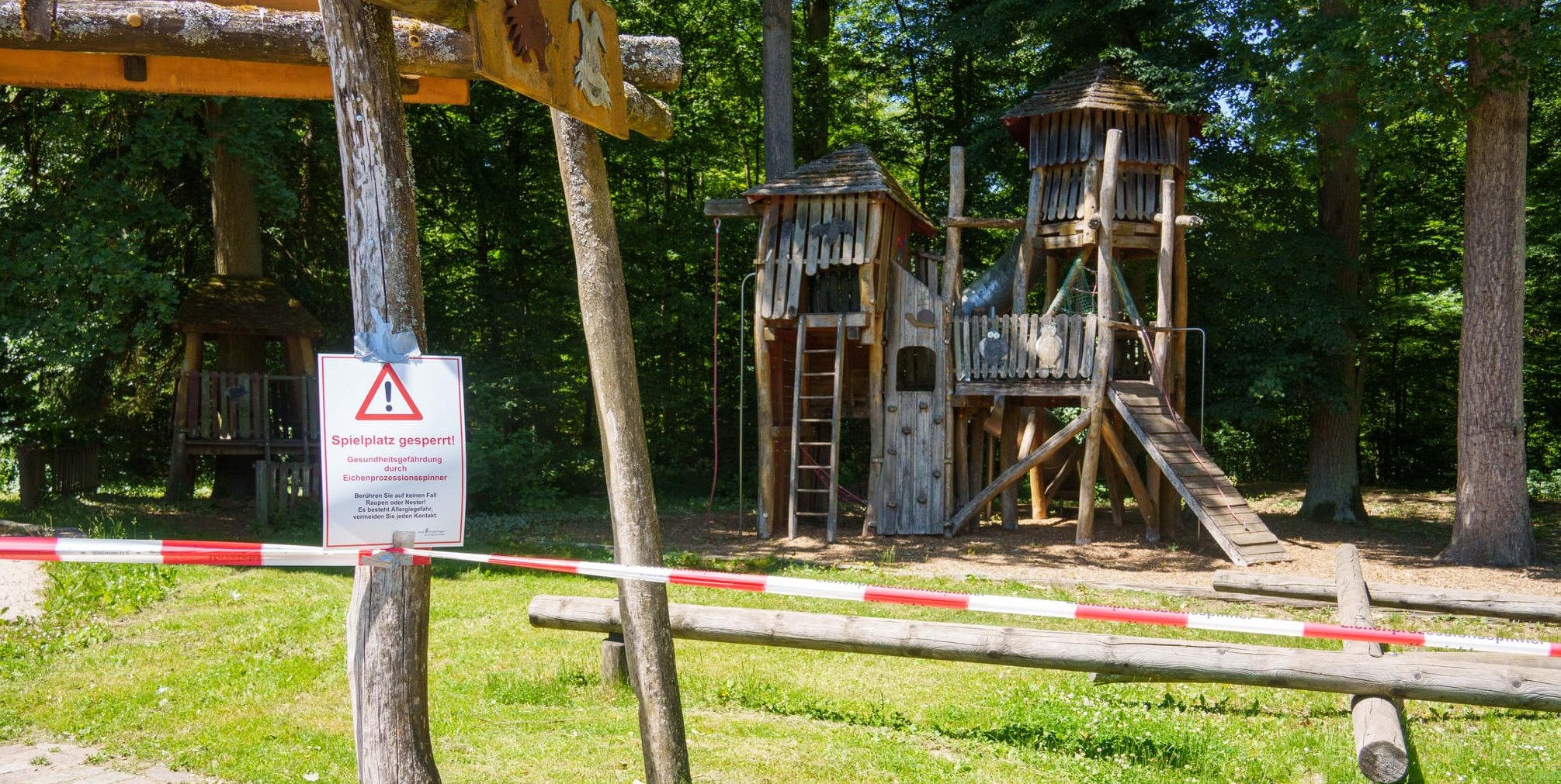Der Kinderspielplatz Holzi im Sindelfinger Eichholz ist erneut stark vom Eichenprozessionsspinner betroffen und wurde vorsorglich gesperrt.