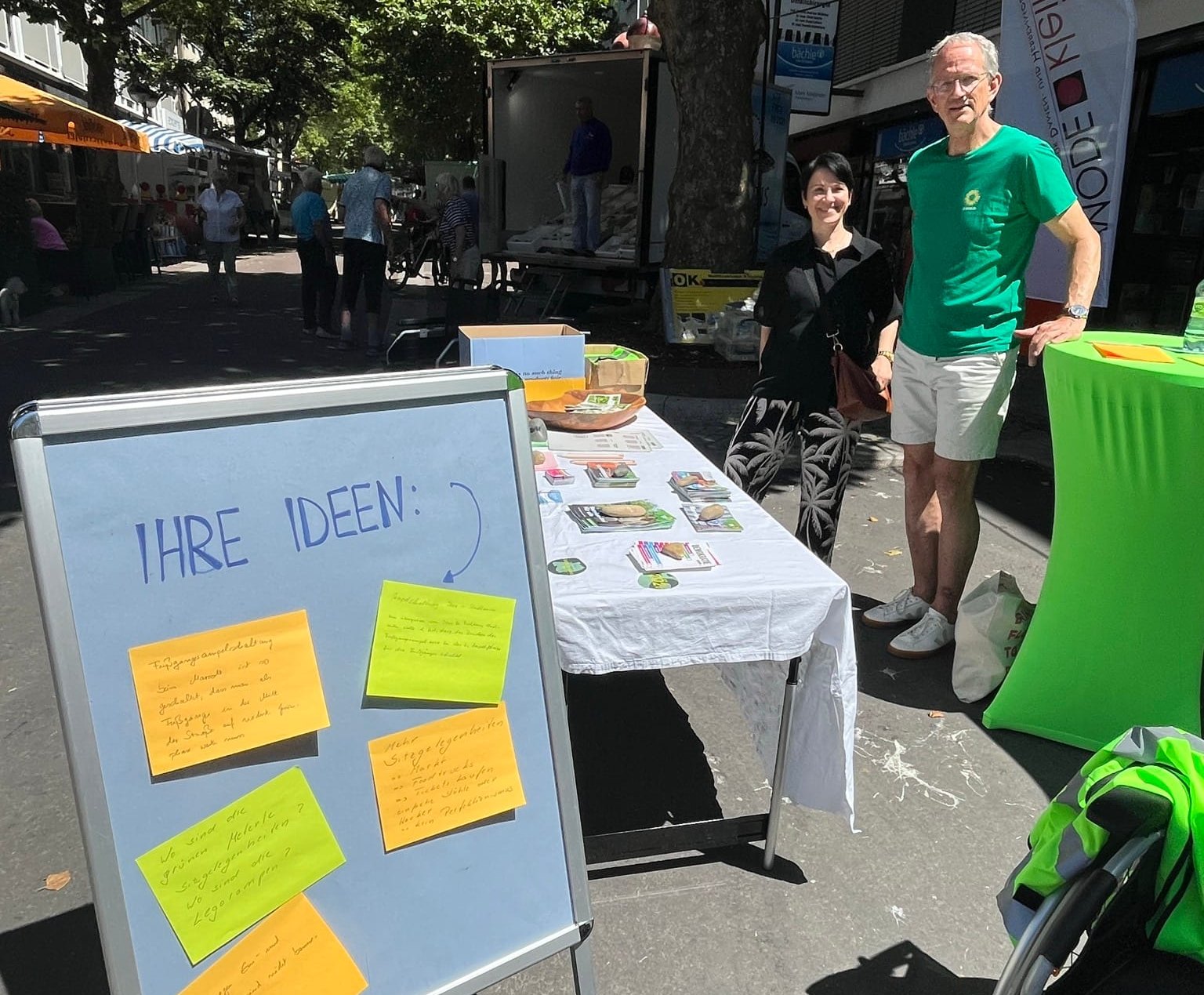 Silke Musleh und Christian Michel vom Grünen-Ortsverein Sindelfingen am Stand in der Planiestraße.