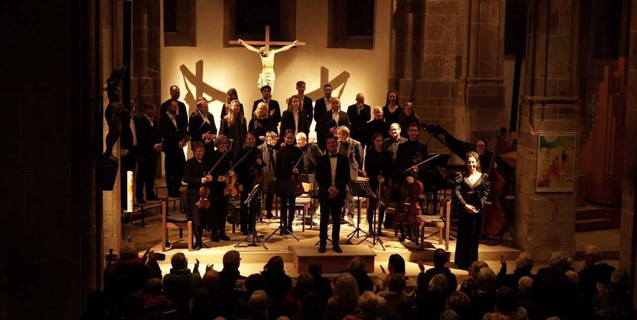 Sindelfinger Vokalkabinett und Consortium Instrumentale Sindelfingen beim Schlussapplaus in der Martinskirche. Rechts vorn Altistin Felicitas Brunke.