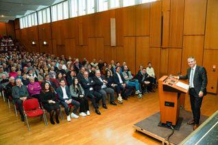 Rund 600 Besucher kamen in der Holzgerlinger Stadthalle zusammen.