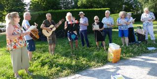 Sie singen zum Spaß und für den guten Zweck: Jeden Freitag im Sommerhofenpark. Bild: Lück
