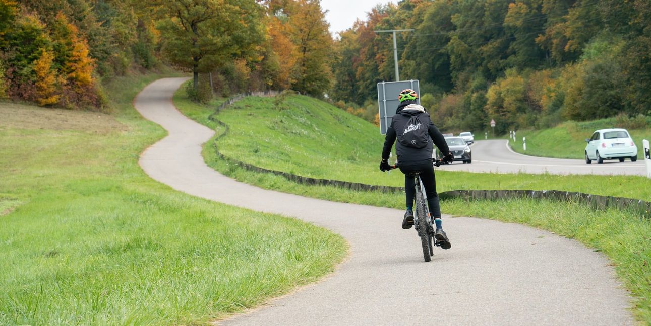 Aidlingen im Rücken, die Steigung vor der Brust: Um diesen Radweg geht es.