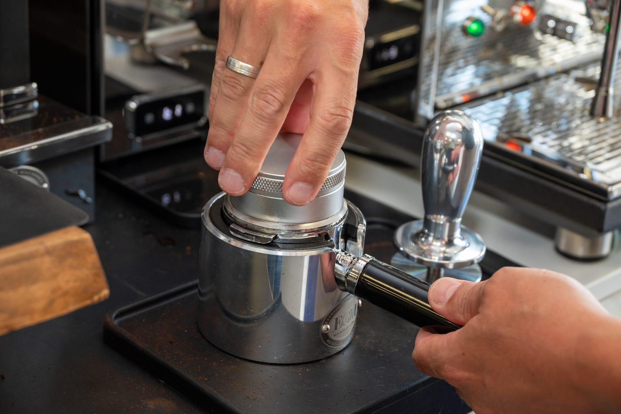 Leveler: sorgt für eine gleichmäßige Verteilung des Kaffeemehls im Siebträger. Mit gleichmäßig komprimiertem Kaffeemehl erhält man eine gleichmäßige Extraktion des Espresso.
