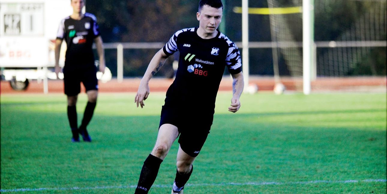 Die Dagersheimer Spieler wie Alexander Poysel (am Ball)  suchten immer wieder den Vorwärtsgang gegen Nufringen. Bild: photostampe