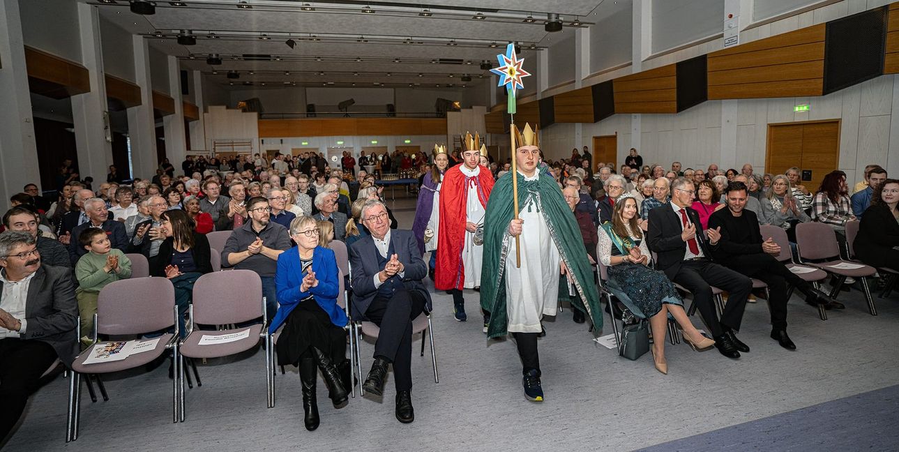 Die Sternsinger kommen beim Neujahrsempfang in Magstadt zur Bühne.