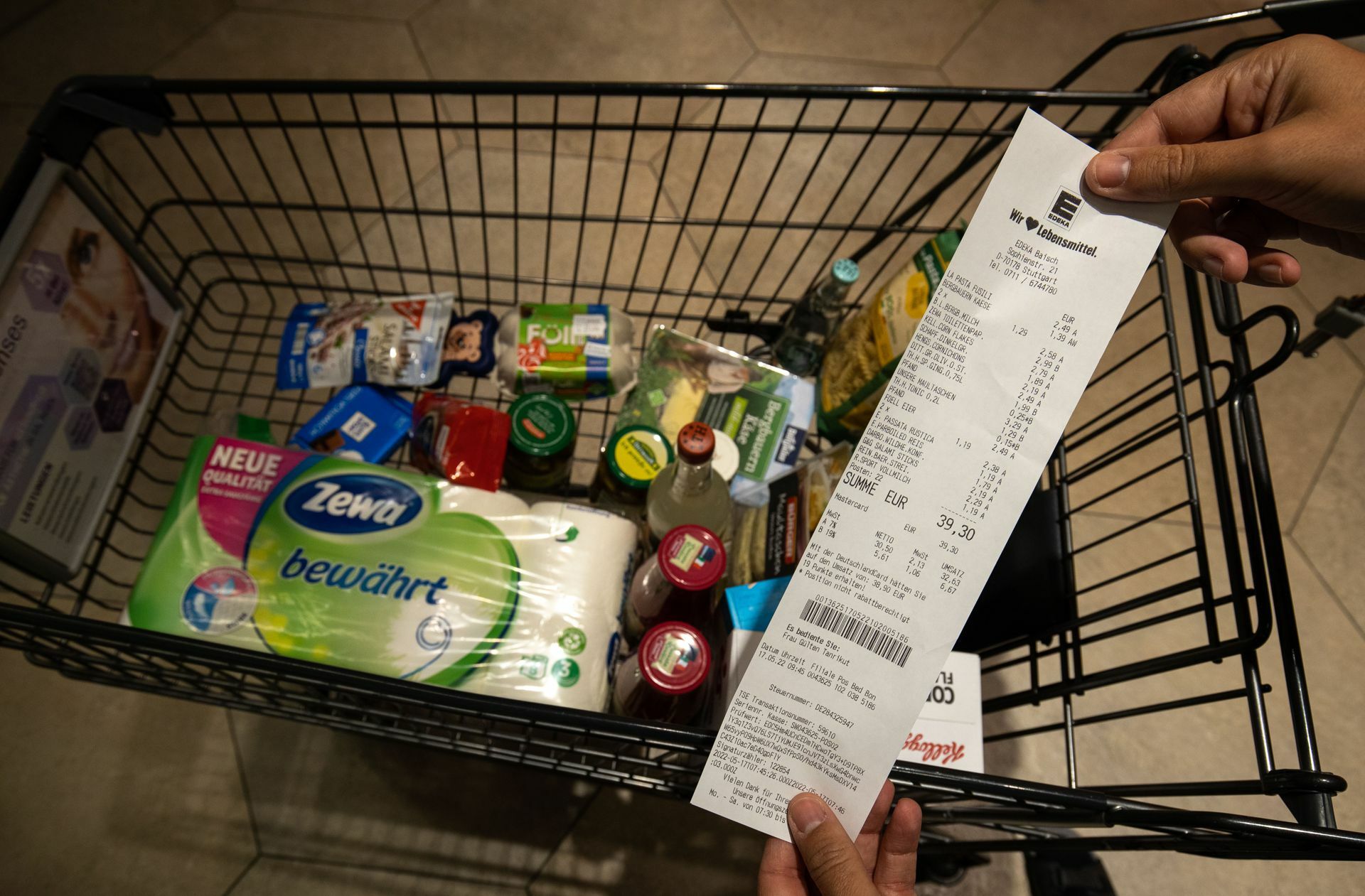 Der Einkauf wird teurer. Wer es sich nicht leisten kann, streicht manche Lebensmittel ganz von der Einkaufsliste