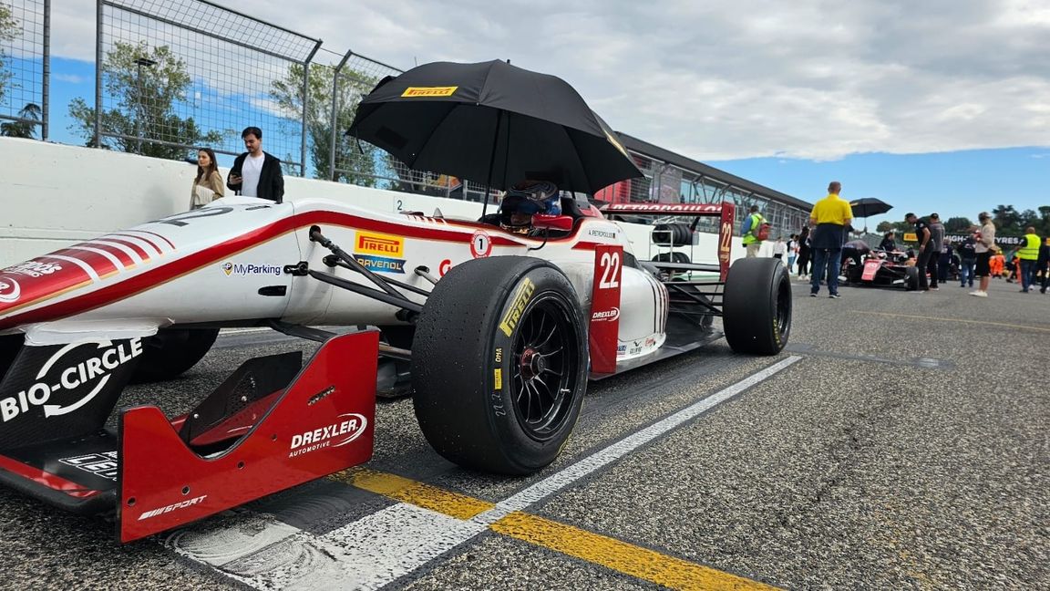 Gut beschirmt in Imola: Der Maichinger Andre Petropoulos gewinnt auf der Traditionsstrecke das Hauptrennen. Bild: z