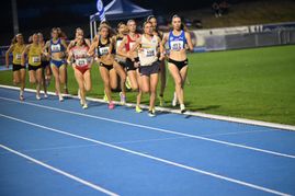 Der 1500-m-Lauf der Frauen mit Katja Bäuerle vom VfL Sindelfingen als Tempomacherin. Direkt hinter ihr die spätere Siegerin Elena Burkhard von der LG Nordschwarzwald und im roten Trikot die Zweitplatzierte Marie Pröpsting, die im nächsten Jahr ihre gesamte Trainingsgruppe aus Hannover nach Sindelfingen mitbringen will.