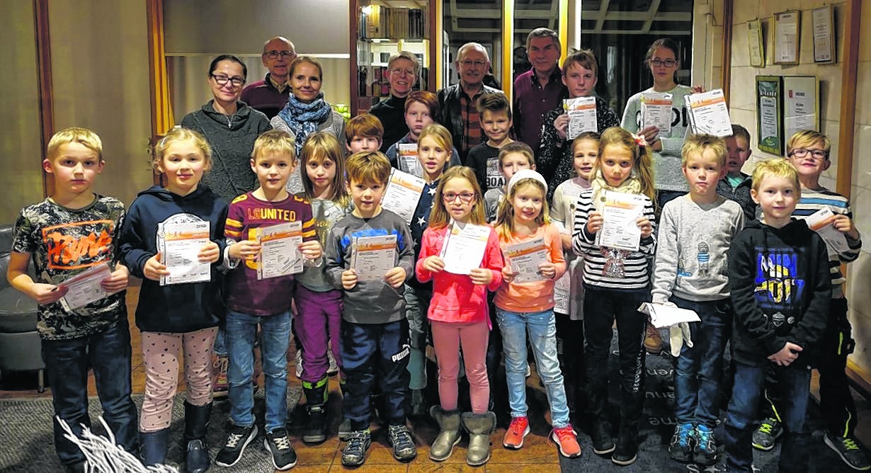Die Kinder warteten ungeduldig auf ihre Urkunden bei der Ehrung im Gasthaus Waldhorn.  Bild: z