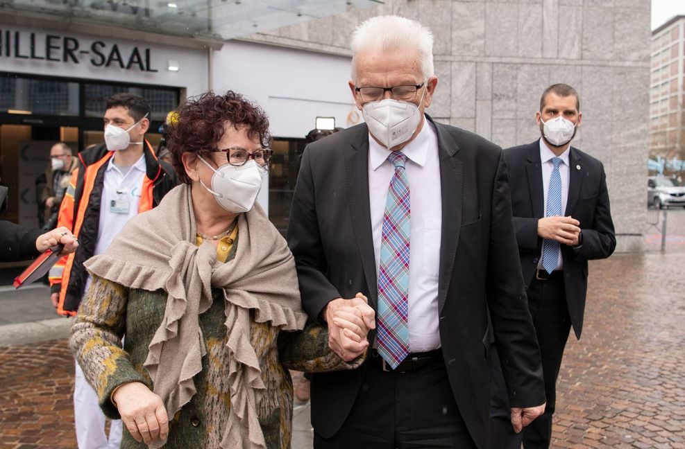 Prominente Gäste im Impfzentrum in der Stuttgarter Liederhalle: Ministerpräsident Winfried Kretschmann und seine Frau Gerlinde haben sich am Freitag impfen lassen. Foto: dpa/Marijan Murat