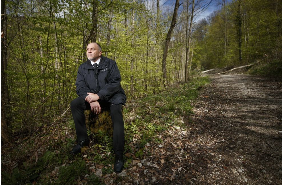 Der Bestatter und Gemeinderat Cliff Werz am Unglücksort, er hat den Toten in die Heimat überführt.
 Foto: Gottfried Stoppel
