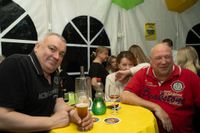 Nette Leute und gute Stimmung: So war der erste Abend bei den Maichinger Schirmtagen.