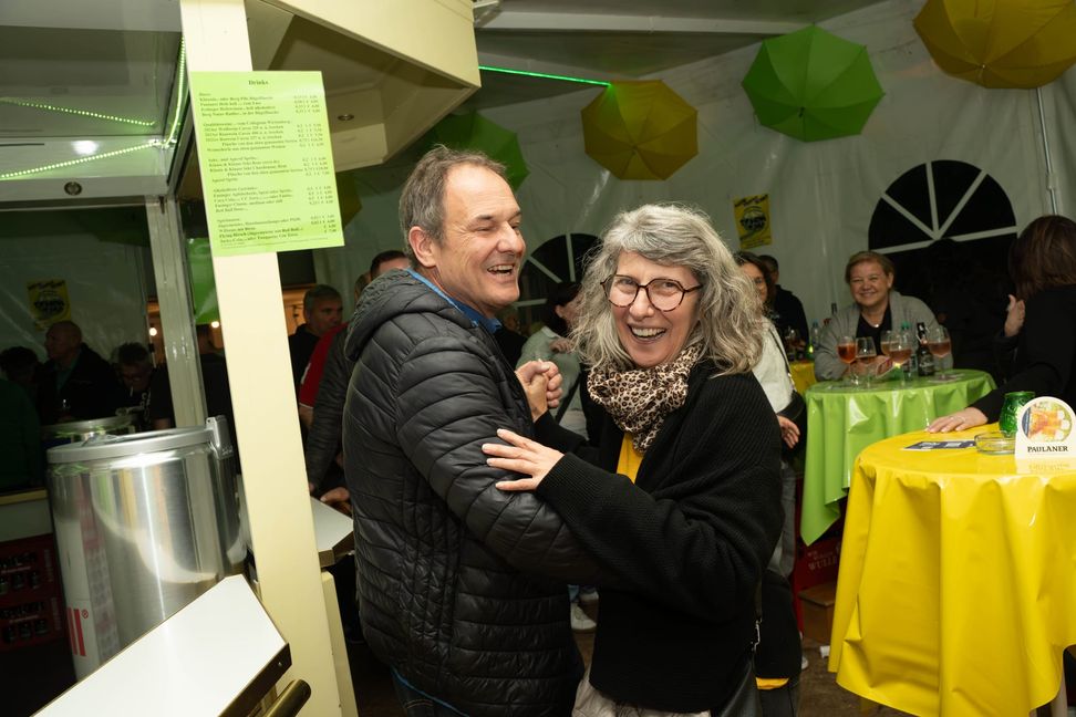 Nette Leute und gute Stimmung: So war der erste Abend bei den Maichinger Schirmtagen.