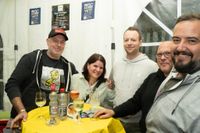 Nette Leute und gute Stimmung: So war der erste Abend bei den Maichinger Schirmtagen.