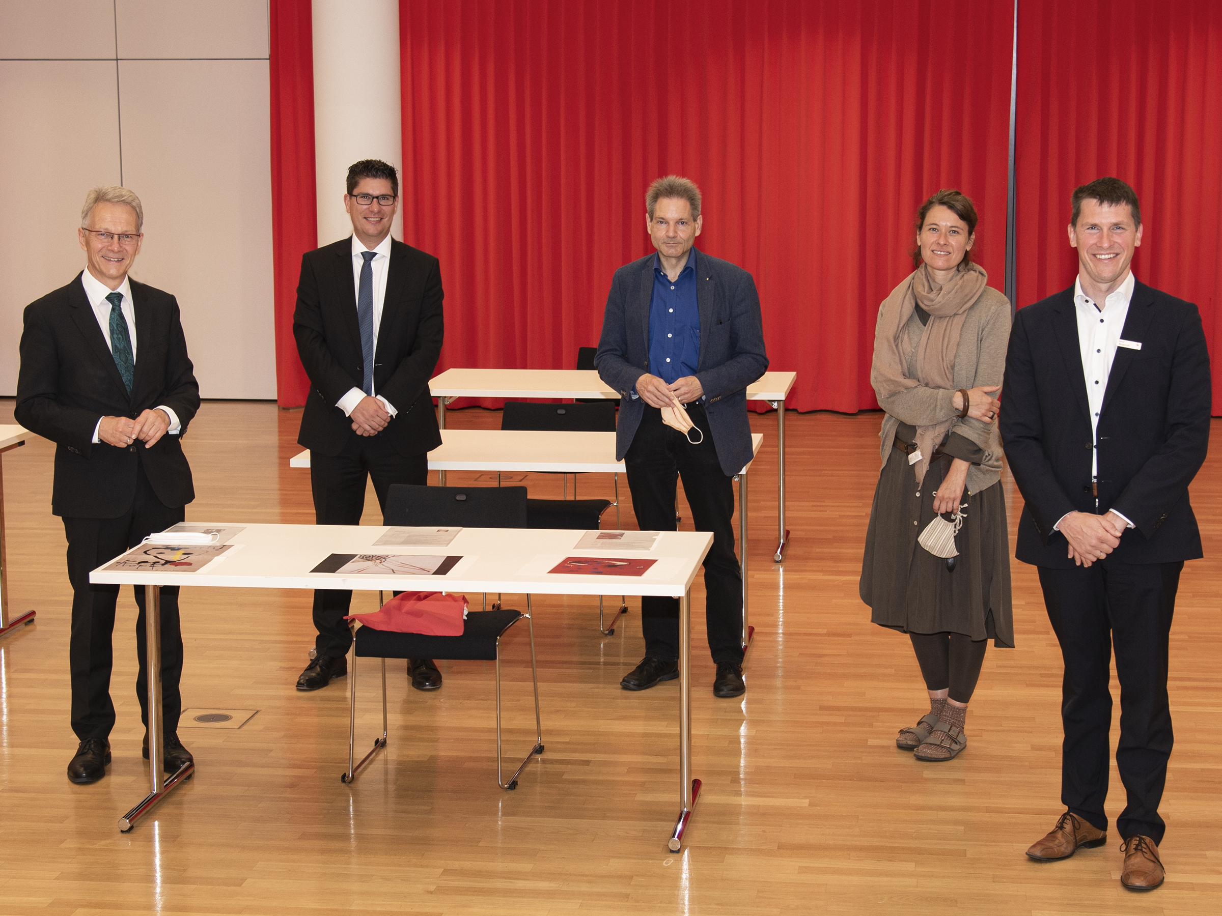Die Jury präsentiert die drei Gewinnermotive des Kunstwettbewerbs (von links): Dr. Detlef Schmidt, (Vorstandsvorsitzender der Kreissparkasse Böblingen), Daniel Häußler (Zentralbereichsleiter Organisation der Kreissparkasse Böblingen) Dr. Günther Baumann (1. Ausstellungsleiter des Böblinger Kunstvereins), Corinna Steimel (Leiterin der Städtischen Galerie Böblingen) und Daniel Wengenroth (Geschäftsführer Stiftungen Kreissparkasse Böblingen).     Bild: z