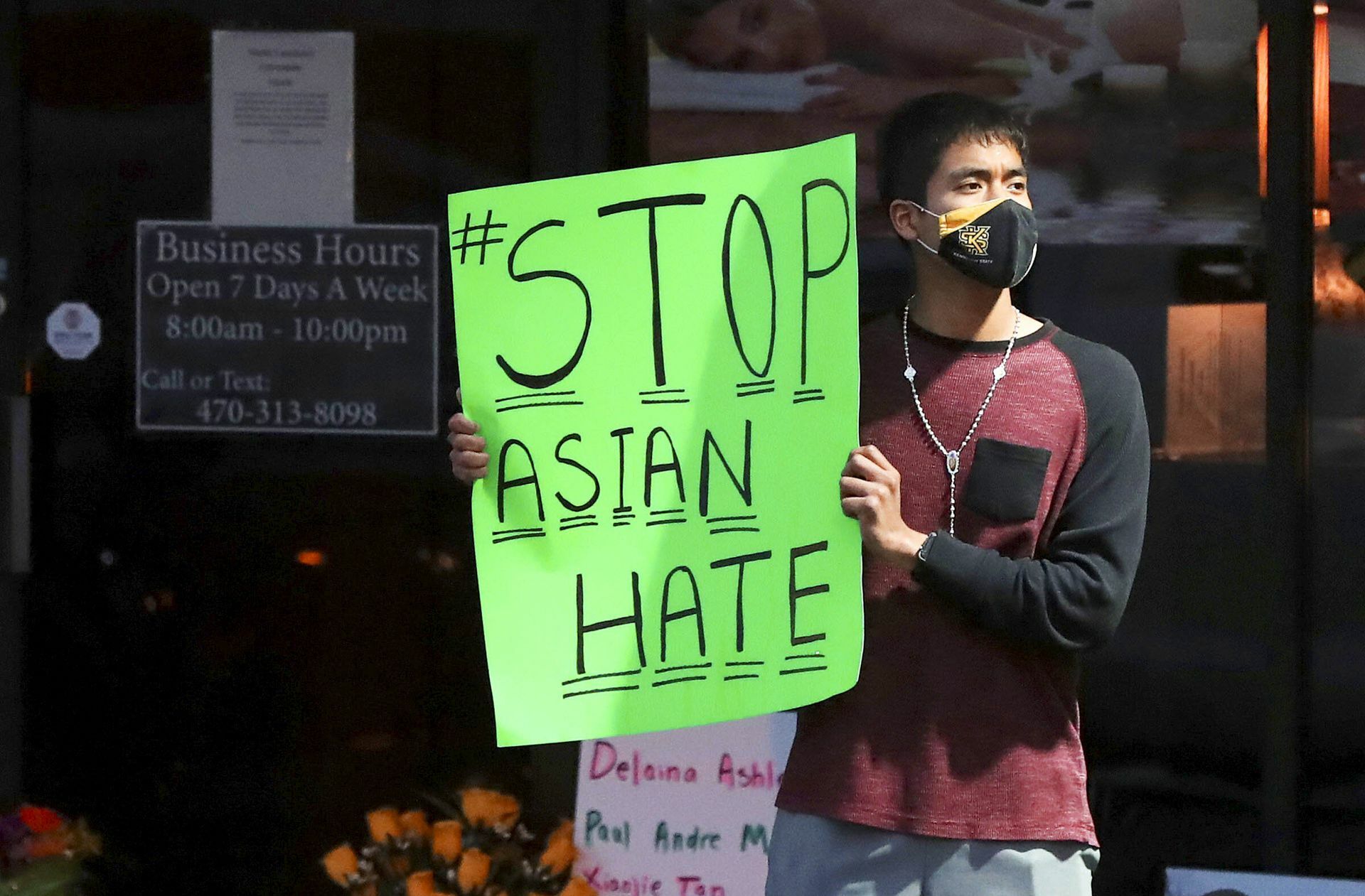 Ein Mann demonstriert gegen den Hass gegen Asiaten in den USA. Foto: dpa/Compton