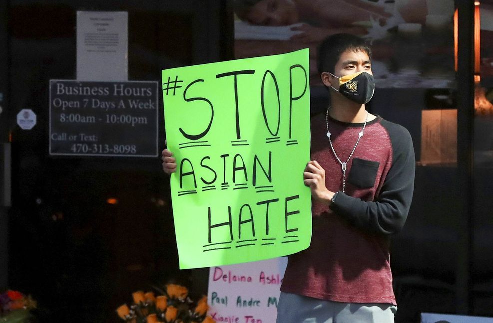 Ein Mann demonstriert gegen den Hass gegen Asiaten in den USA. Foto: dpa/Compton