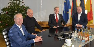 Auf unserem Foto: Landrat Roland Bernhard (Zweiter von rechts), den Geschäftsführer der AOK Stuttgart-Böblingen Sven Busch (ganz rechts), den Präventionsbeauftragten des Landkreises Jörg Litzenburger (Zweiter von links) und Alfred Bauser (ganz links, Themenfeldmanager Prävention in Lebenswelten bei der AOK Stuttgart-Böblingen).