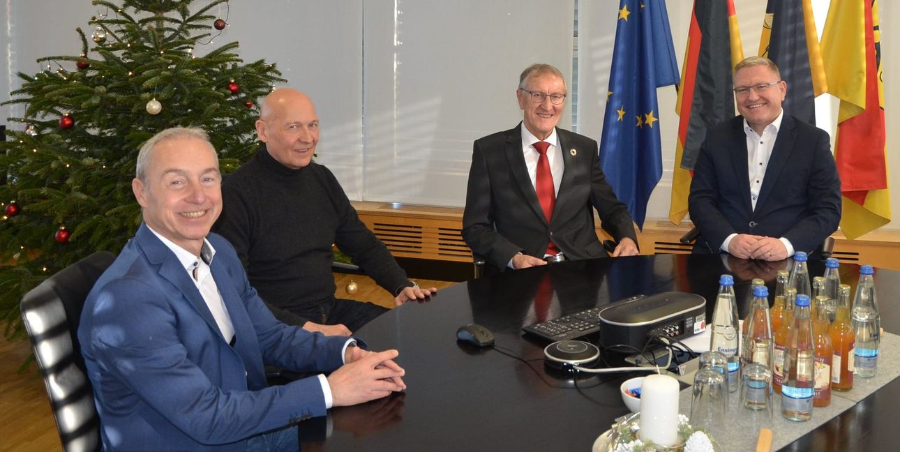 Auf unserem Foto: Landrat Roland Bernhard (Zweiter von rechts), den Geschäftsführer der AOK Stuttgart-Böblingen Sven Busch (ganz rechts), den Präventionsbeauftragten des Landkreises Jörg Litzenburger (Zweiter von links) und Alfred Bauser (ganz links, Themenfeldmanager Prävention in Lebenswelten bei der AOK Stuttgart-Böblingen).