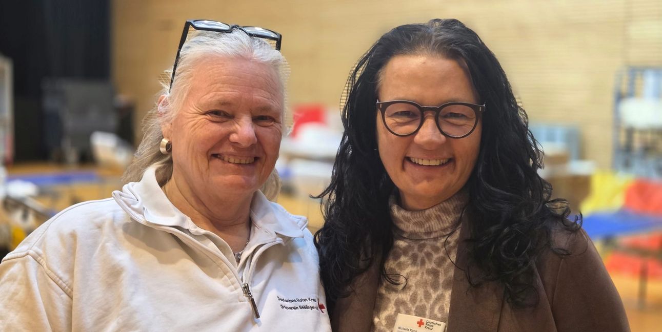 Daria Hertkorn (links) vom DRK Ortsverein Böblingen und Manuela Kuch vom Blutspendedienst beim Termin in der Festhalle Dagersheim.