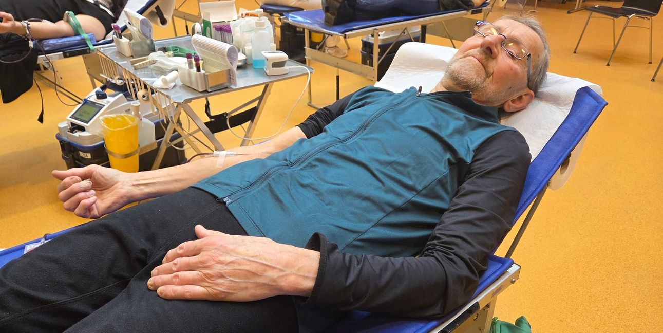 Werner Hans Weber während seiner 198. Blutspende in der Festhalle Dagersheim.