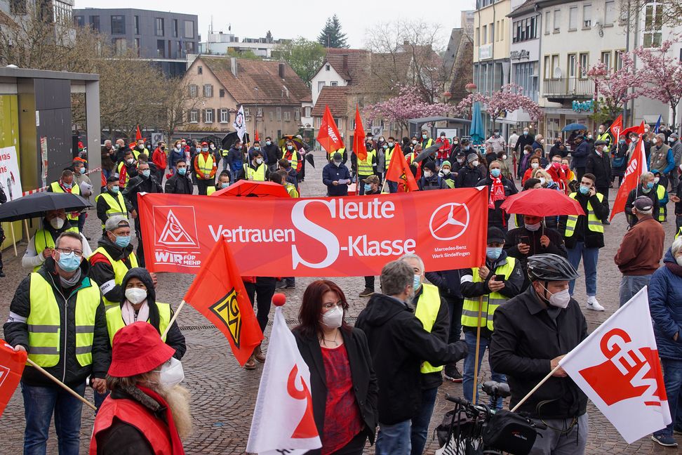 Rund 300 Teilnehmer waren zur 1. Mai-Demo und zur Kundgebung nach Sindelfingen gekommen. Bild: Dettenmeyer