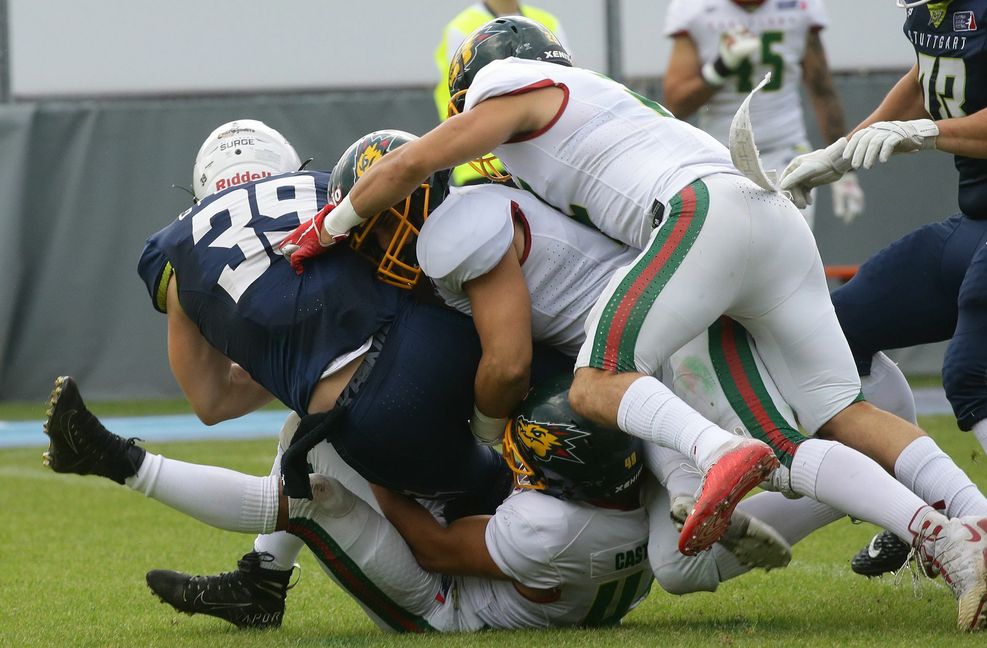 Stuttgart Surge (dunkles Trikot) unter Druck: Die Verpflichtung eines Spielers brachte den Club in Erklärungszwang – auch gegenüber den Sponsoren.