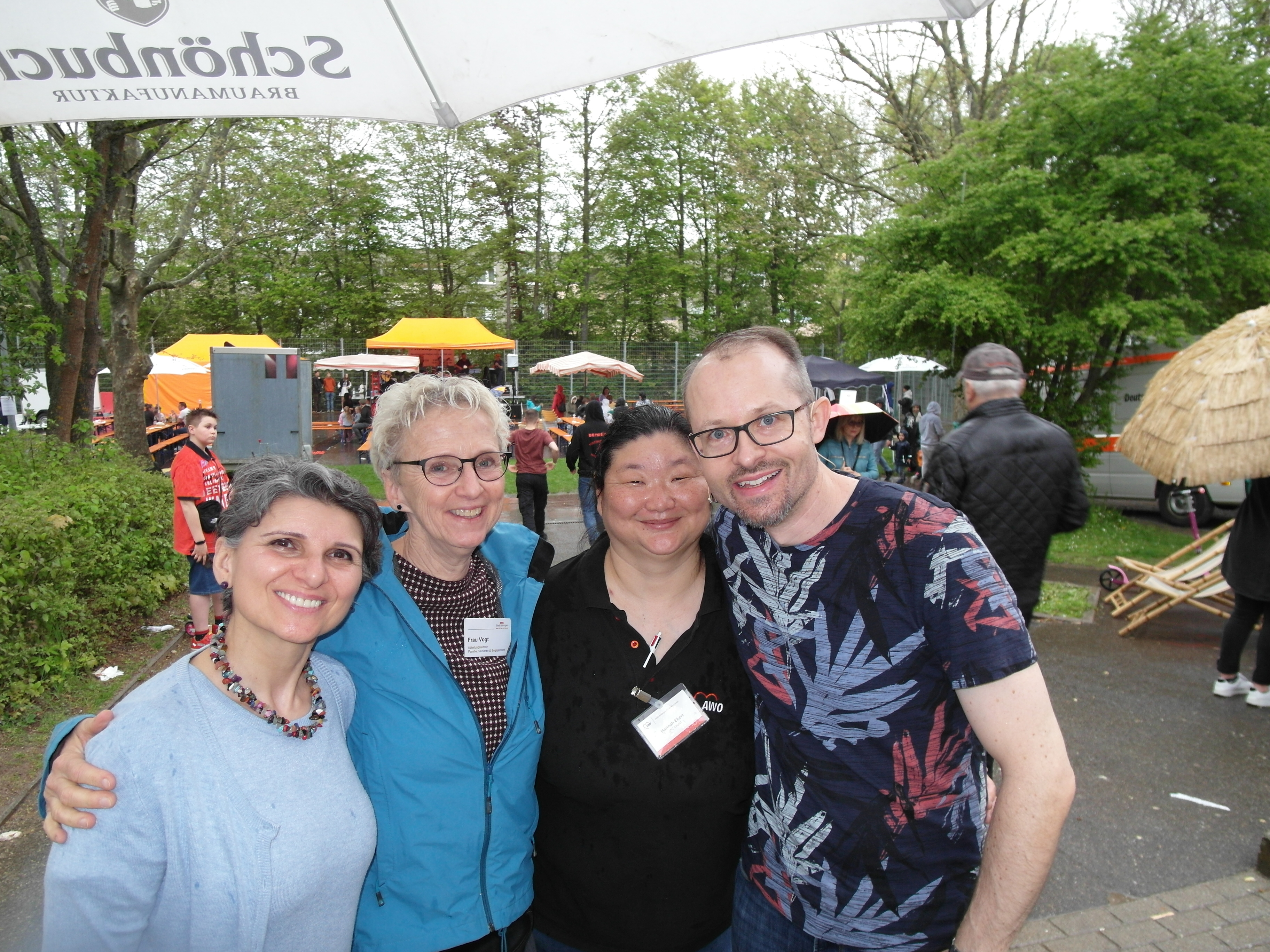 Große Freude über ein gelungenes Stadtteilfest (von links): Melahat Altan (Böblinger Fachstelle für bürgerschaftliches Engagement), Regina Vogt (Leiterin der Abteilung für "Familien, Senioren und Engagement"), Hannah Ekert (stellvertretende Leiterin des Sozial- und Nachbarschaftszentrums Grund (SNZ), Matthias Pfaff (Leiter des SNZ). Bild: Staber