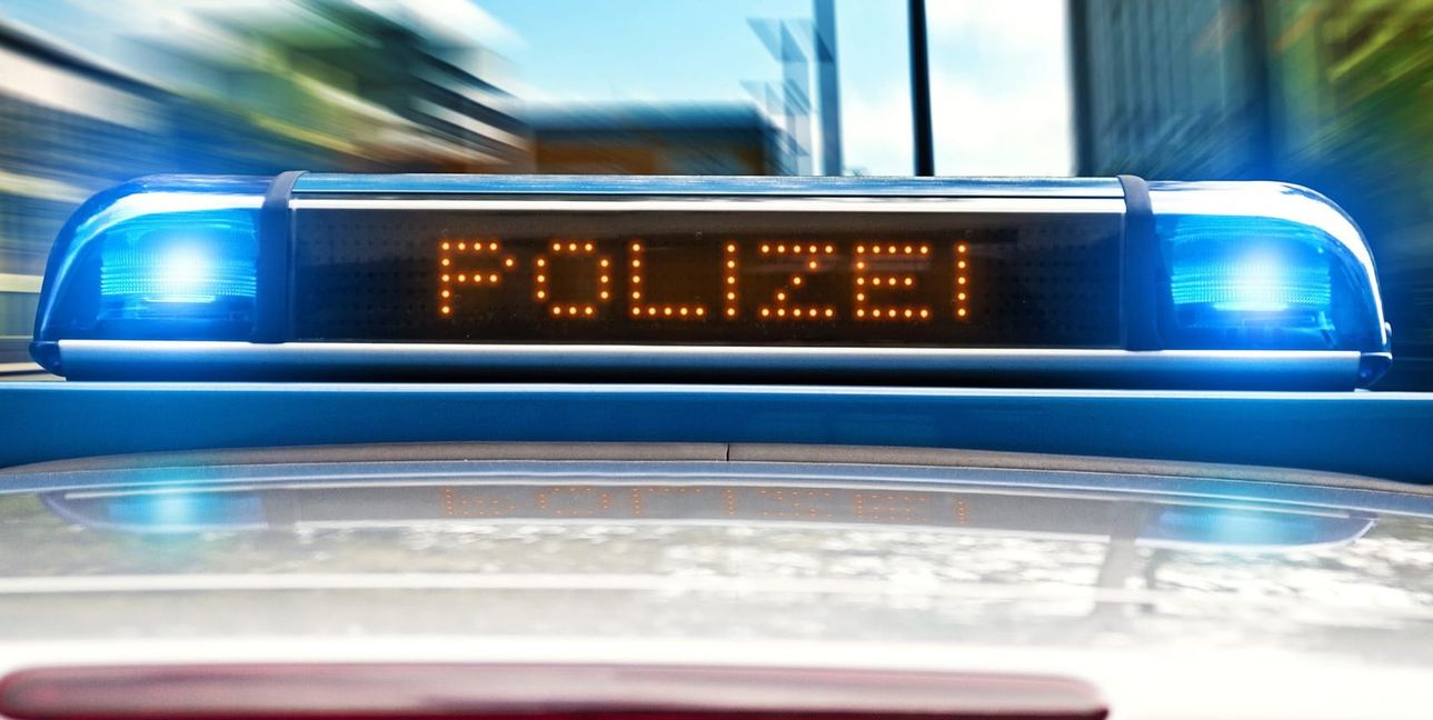 Vermutlich war das Auto zu schnell unterwegs.