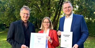 Bei der Übergabe der Zertifizierungsurkunde (von links): Mathias Allgäuer, Sina Pribyl und Bürgermeister Chris Nathan.