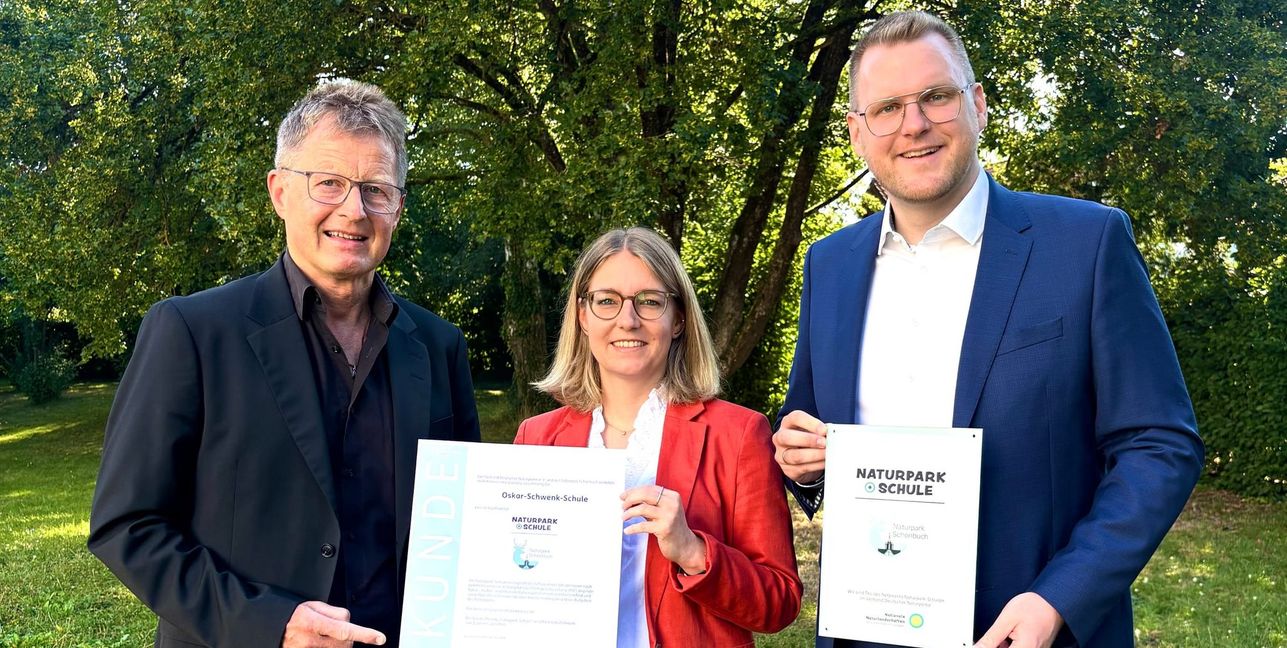 Bei der Übergabe der Zertifizierungsurkunde (von links): Mathias Allgäuer, Sina Pribyl und Bürgermeister Chris Nathan.