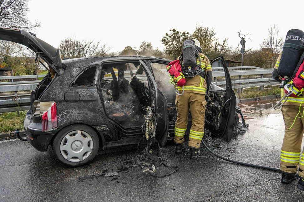 Das Auto brannte nahezu vollständig aus.