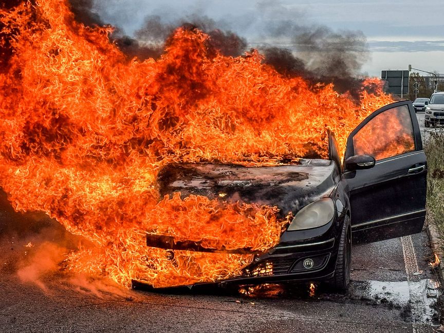Das Auto brannte lichterloh.