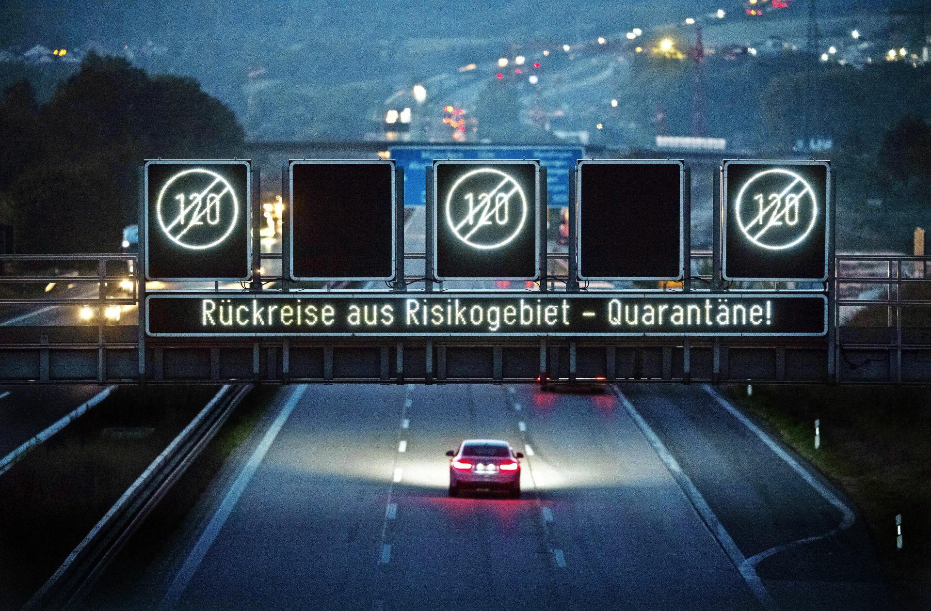 Auf den Autobahnen erinnern Hinweistafeln an die Quarantäne.