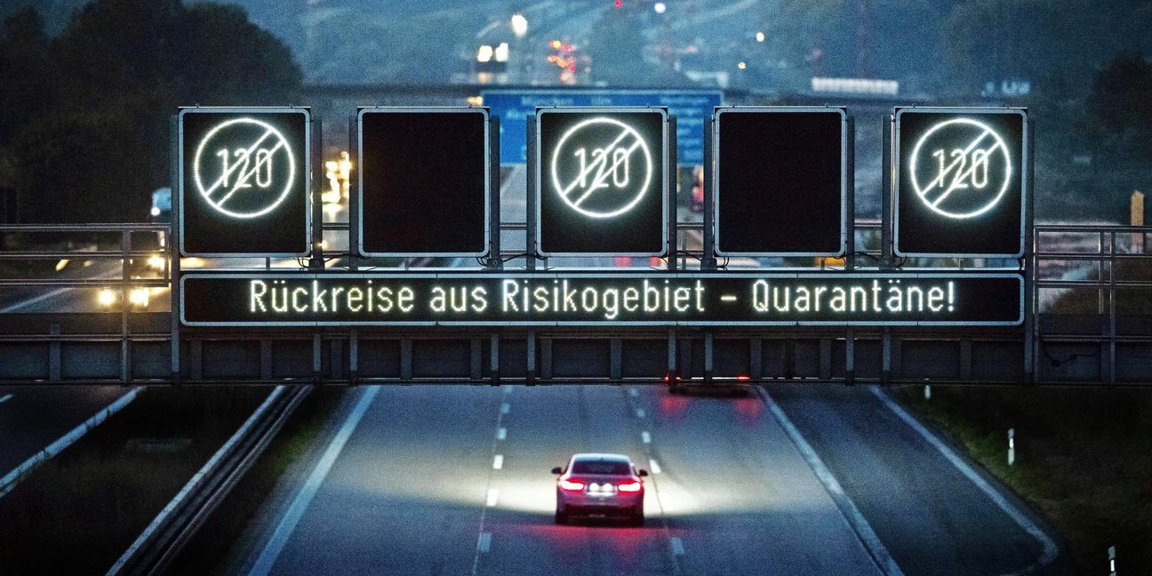 Auf den Autobahnen erinnern Hinweistafeln an die Quarantäne.