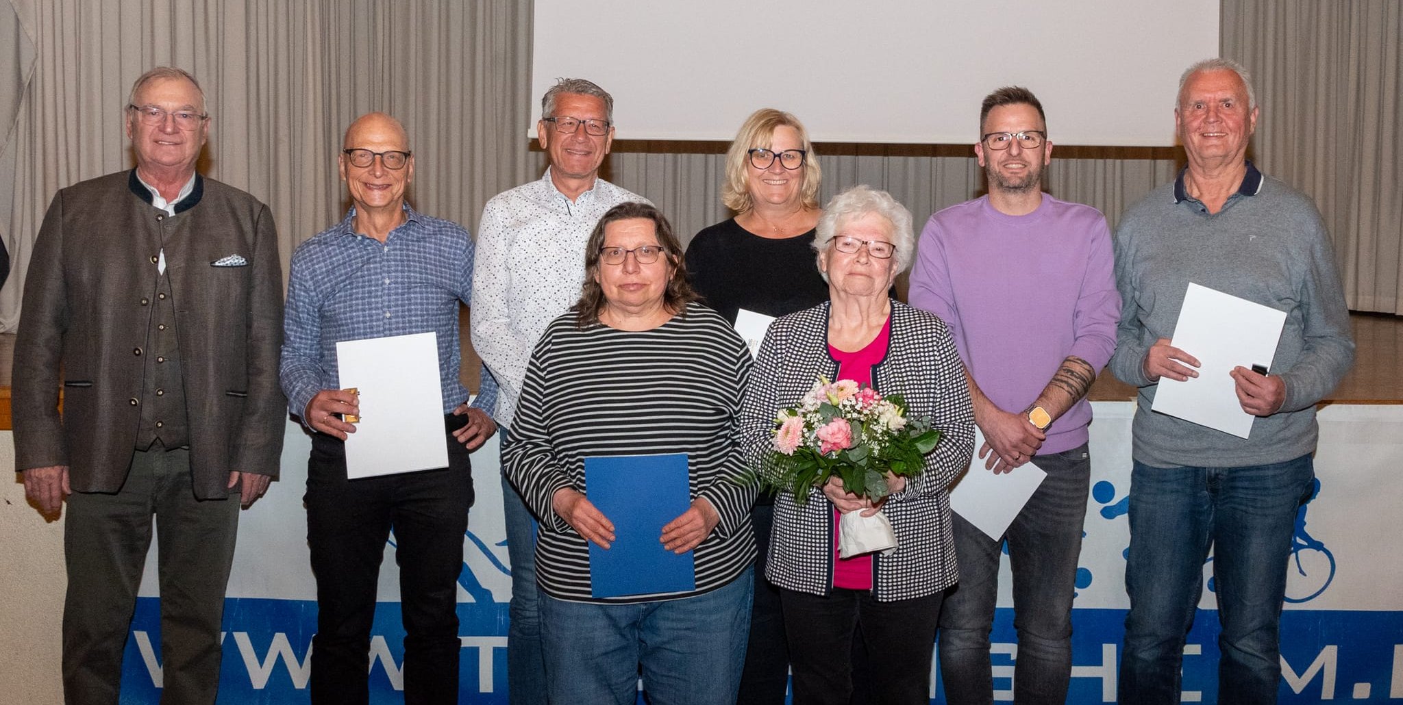 Claus Lehners, Christian Rupp, Karin Körber, Milton Kautz und Thomas Kuhm (von links hinten) und Elke Völlnagel und Sieglinde Werner (vorne) wurden für ihr Engagement im Verein durch Vorstand Hasso Bubolz (links) ausgezeichnet. Bild: Nüßle