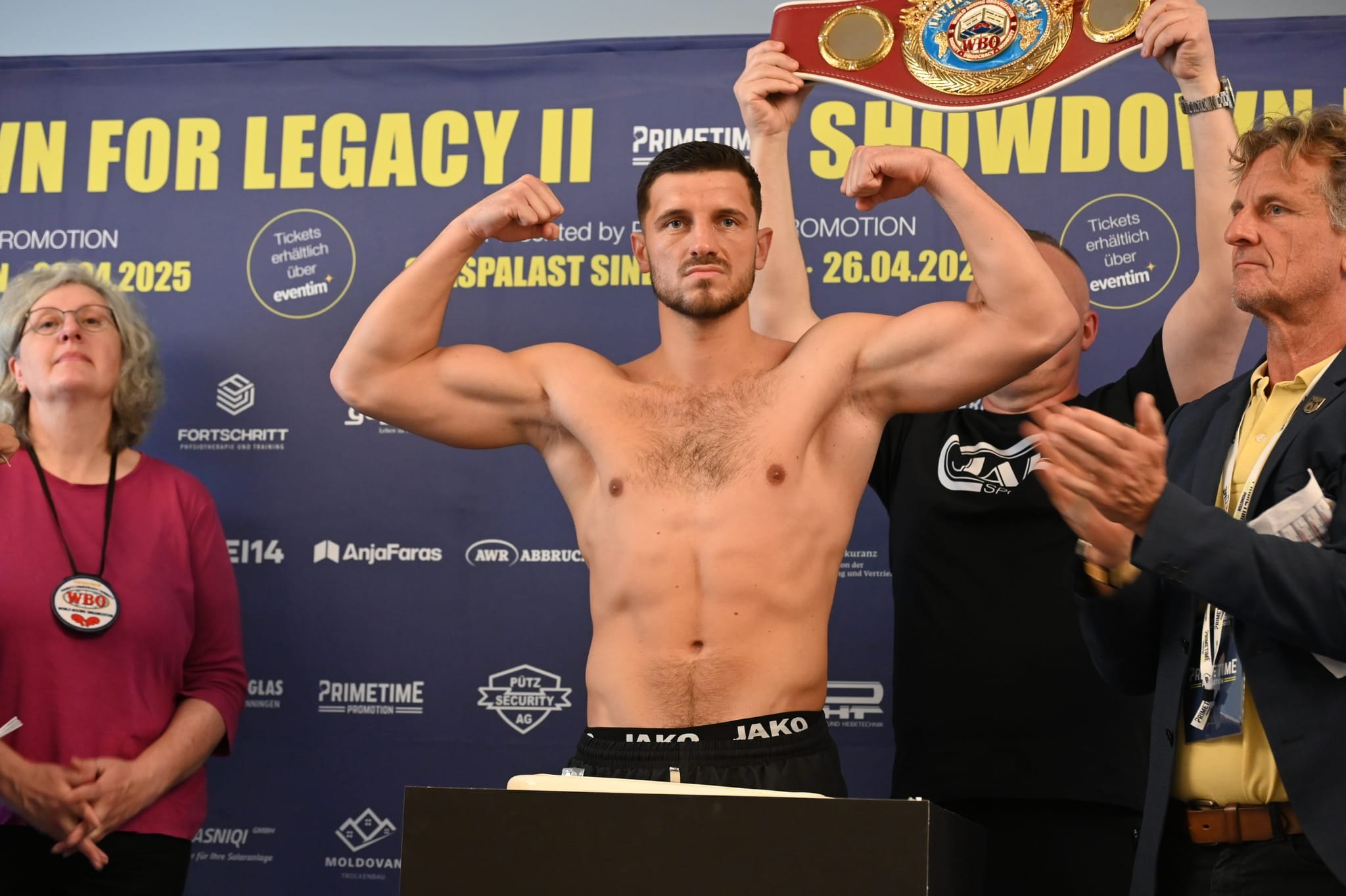 Ardian Krasniqi beim offiziellen Wiegen am Freitagnachmittag im Stuttgart Marriott Hotel Sindelfingen.