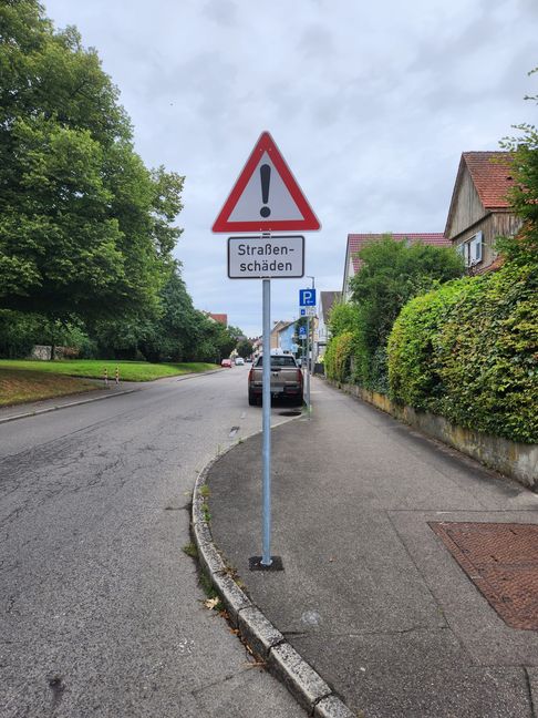 Feste Schilder warnen vor der Gefahr.