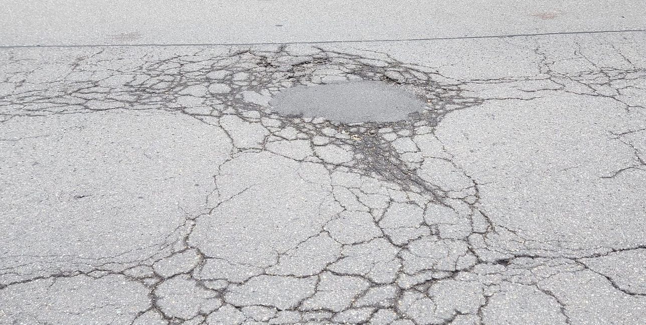 Risse und Schlaglöcher prägen die Fahrbahn der Laurentiusstraße in Maichingen.