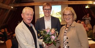 Der kommissarische Ortsvorsteher Thomas Buck (links) und OB Markus Kleemann beglückwünschen Heidrun Widmayer nach der Wahl im Darmsheimer Ortschaftsrat.