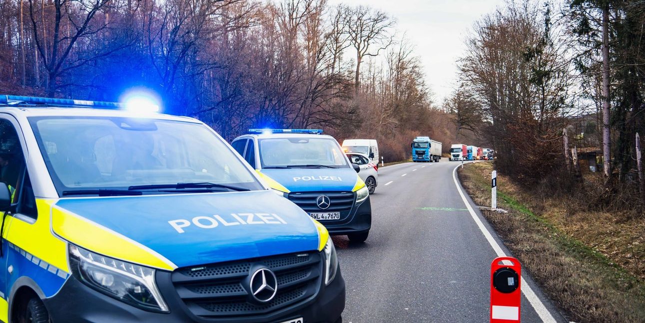 Die Polizei hat die Unfallstelle gesperrt.
